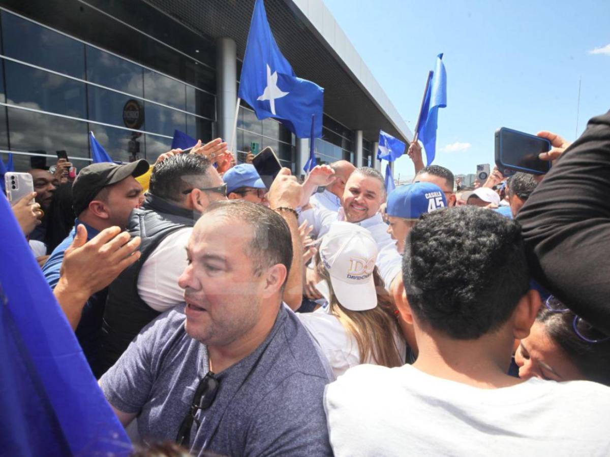 Multitud de nacionalistas recibe a David Chávez tras más de un año prófugo por orden de captura