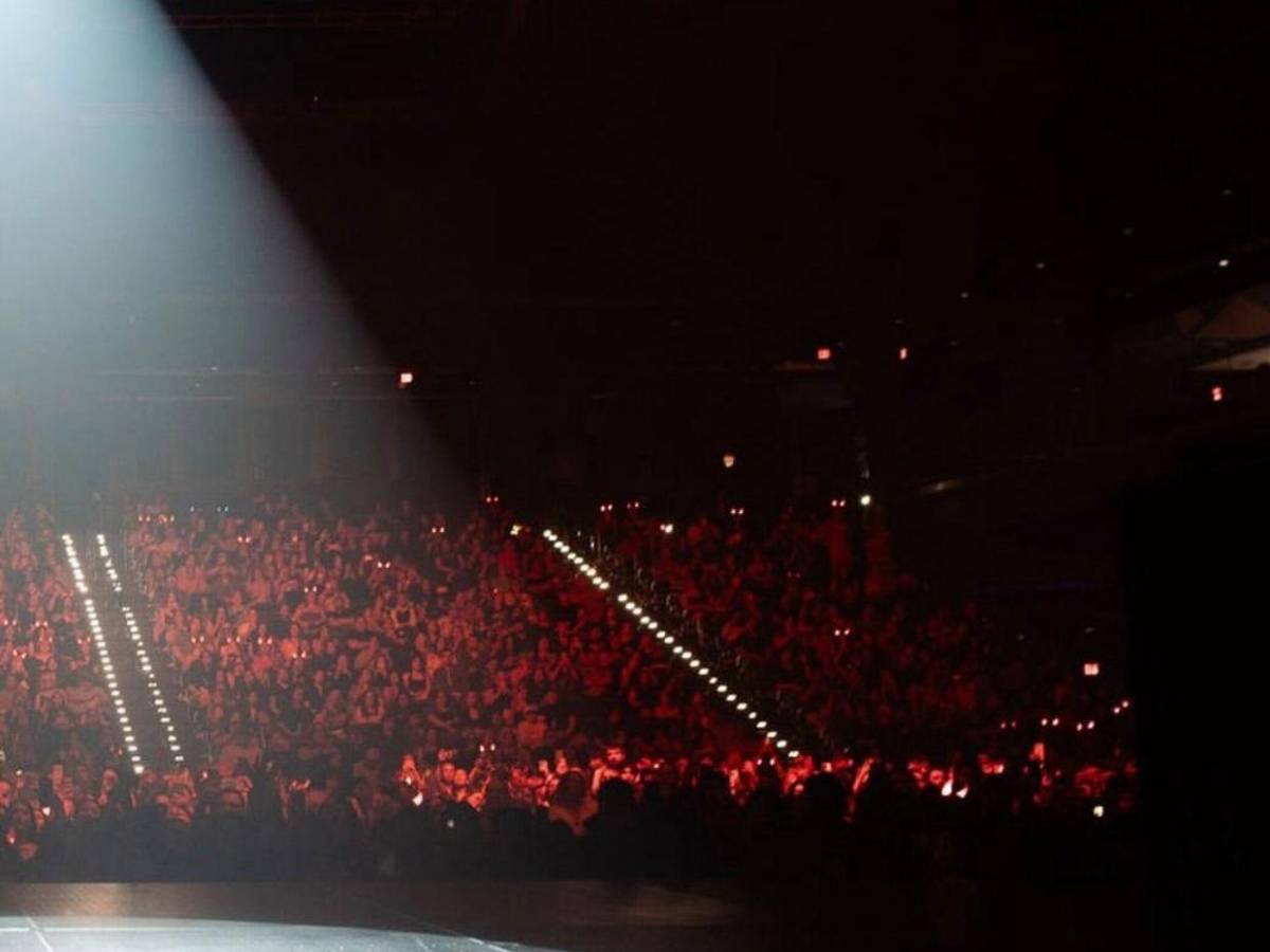 A.B. Quintanilla compara a Cazzu con Selena Quintanilla y la corona en concierto en EE UU