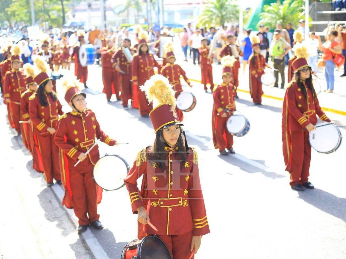 Escuelas inundan de color y fervor patriótico las calles de San Pedro Sula
