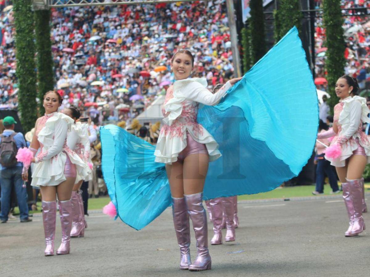 Capa bicolor y belleza destacan a la palillona Loany Alonzo Álvarez del Instituto Técnico Honduras