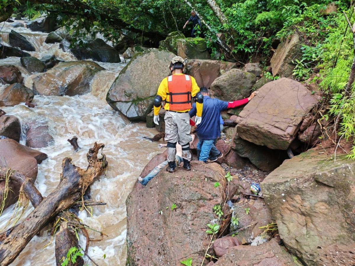 Mueren dos hermanos y un menor de edad arrastrados por una quebrada en Comayagua