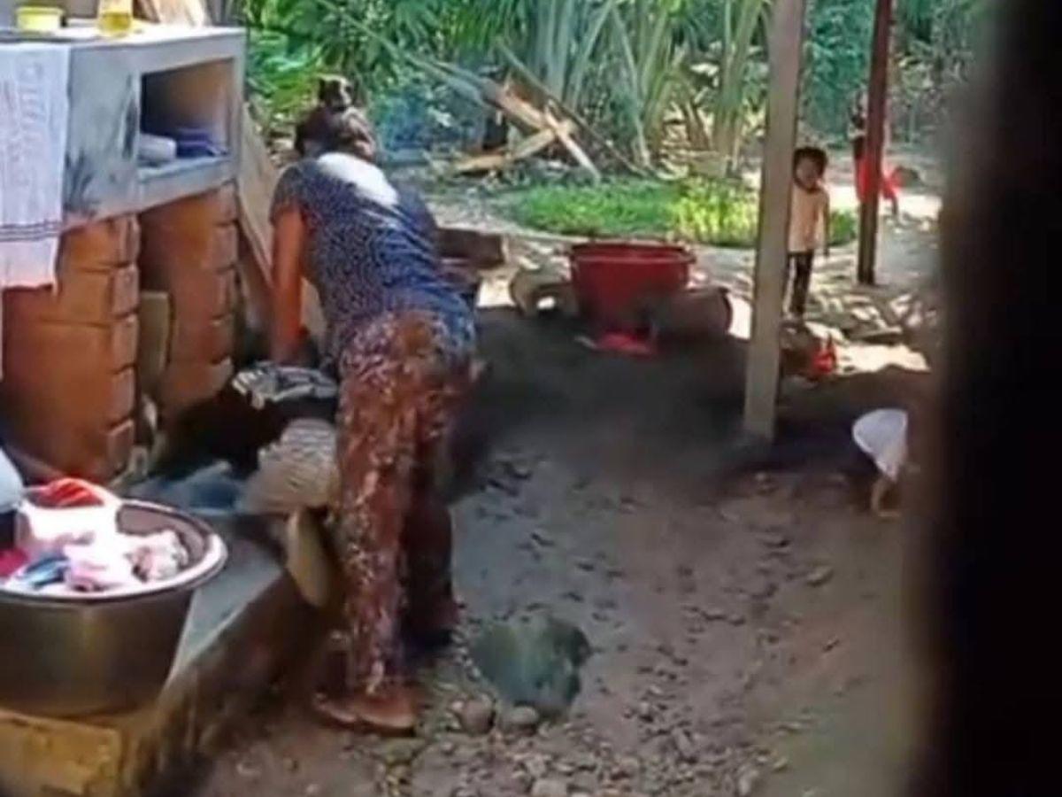 Le puso su pie sobre el cuello: madre es captada dando brutal golpiza a su pequeño hijo