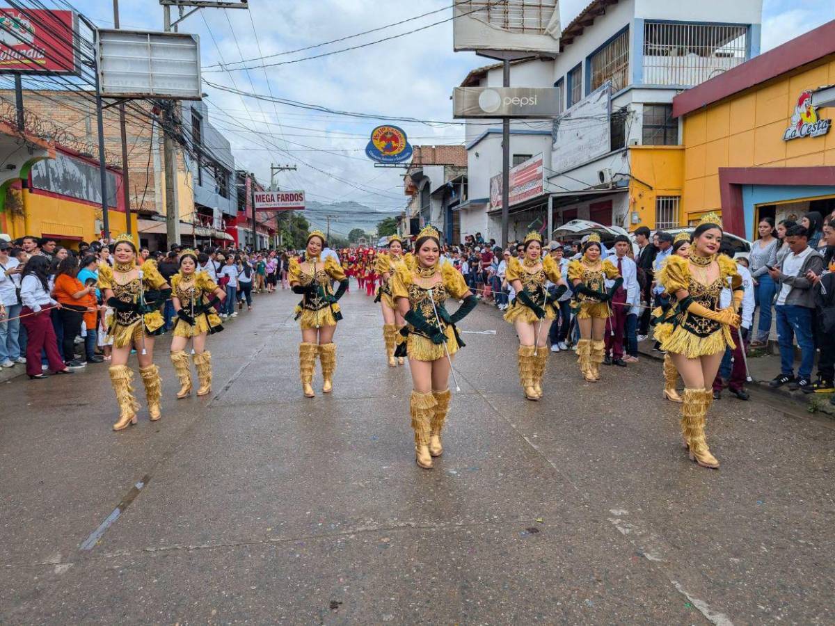 Alta costura y elegancia: palillonas de Danlí, El Paraíso, impactan con sus trajes patrióticos