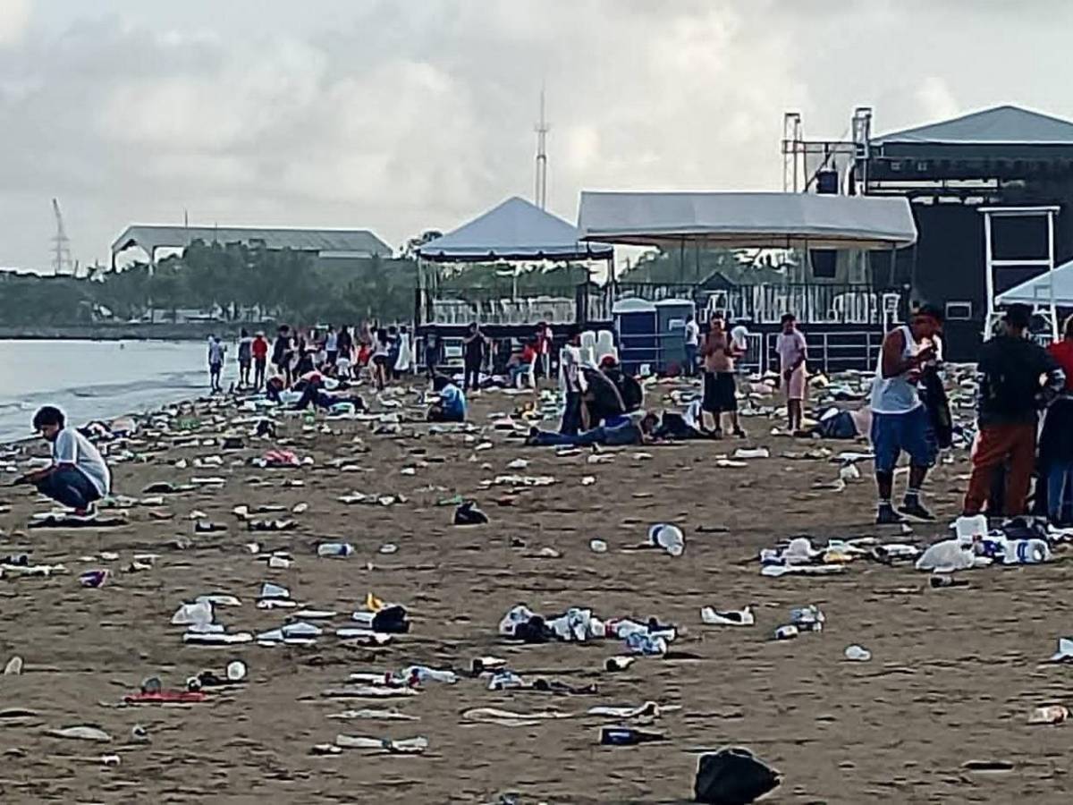 Como basurero: así amaneció la playa El Porvenir, en Puerto Cortés