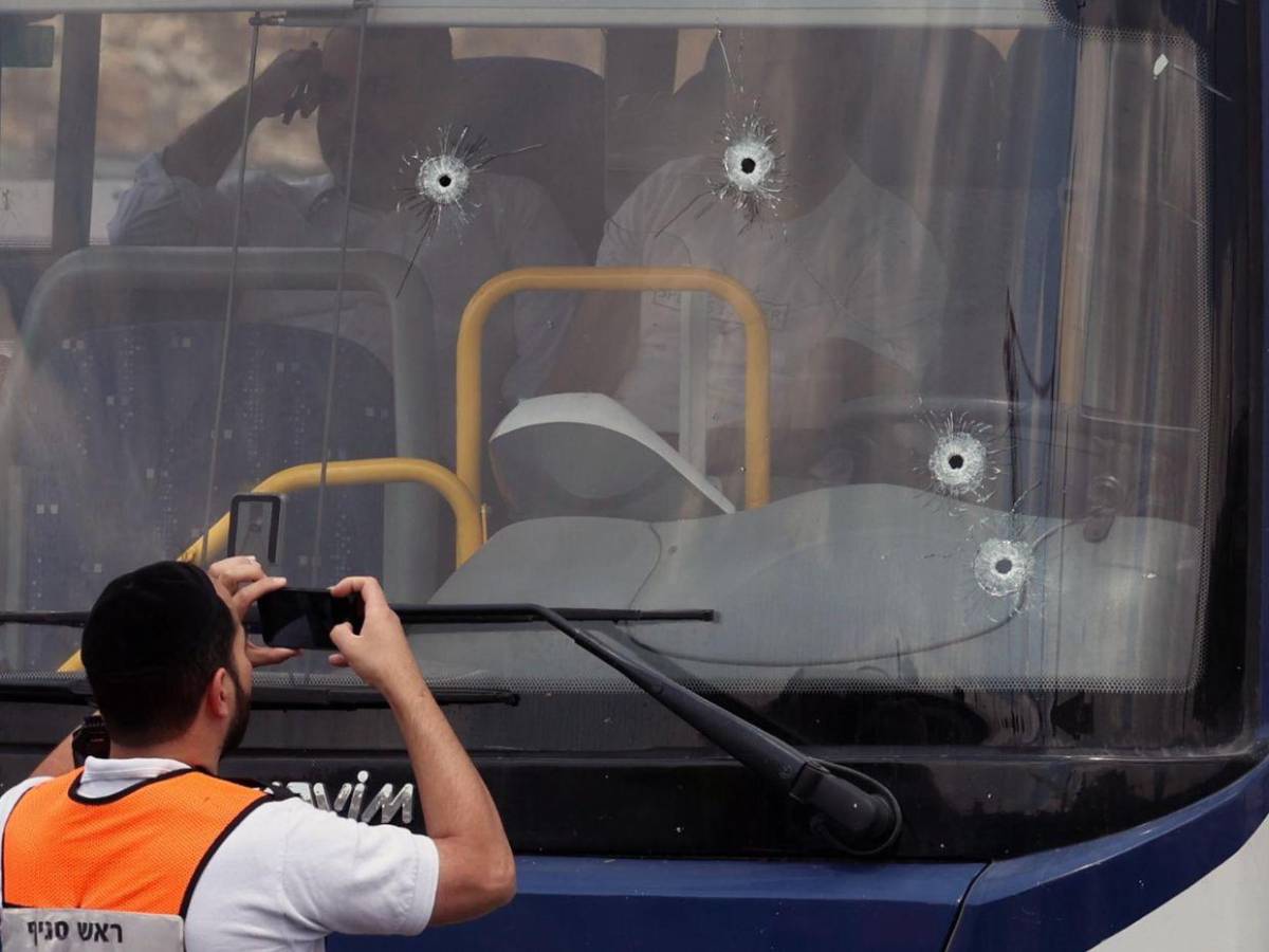 Atacantes eran dos y llegaron en un carro: ¿qué se sabe del atentado en Jerusalén?