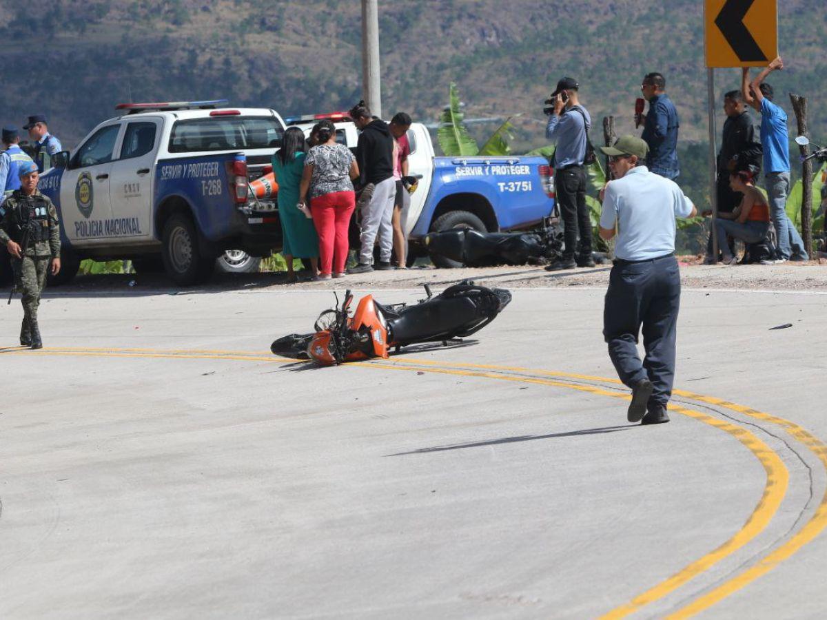 Imágenes del accidente de cuatro motocicletas que dejó un muerto en carretera a El Paraíso