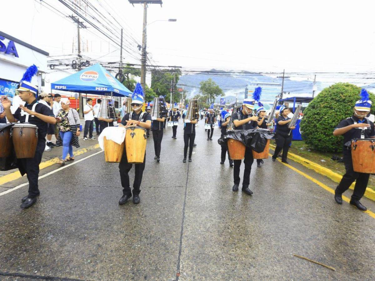 Multitudinarios desfiles se viven en San Pedro Sula