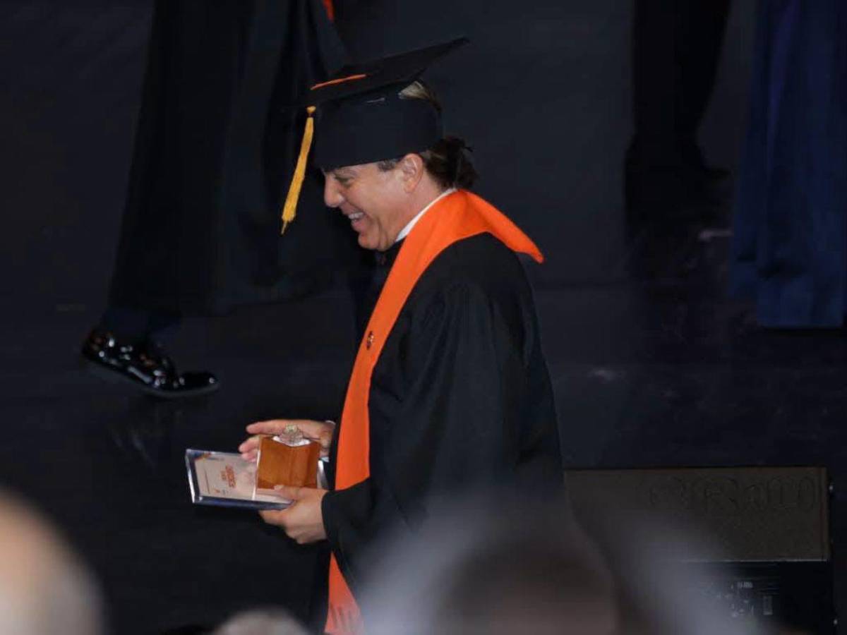 Cristian Castro demuestra que nunca es tarde: se gradúa de preparatoria a los 51 años