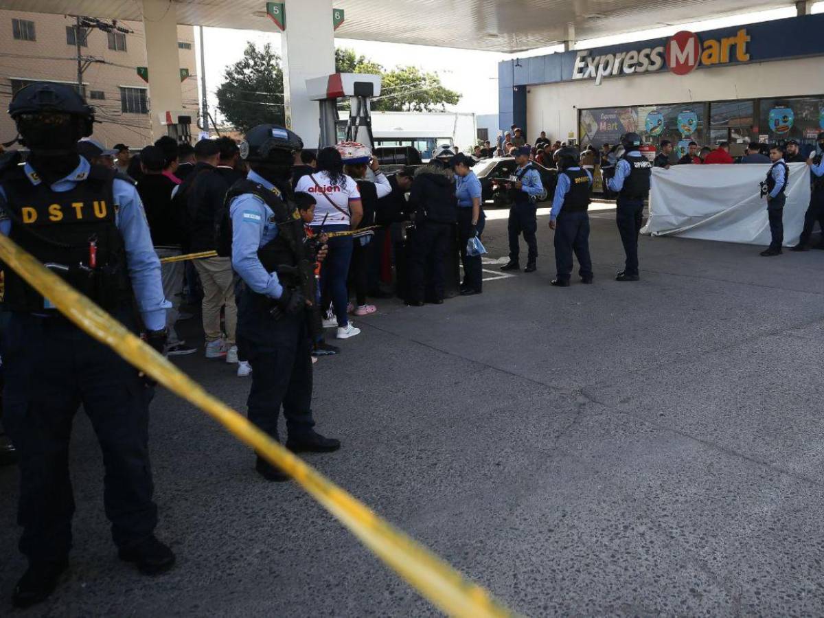 Imágenes de dolor e impotencia: acribillan a mototaxista en una gasolinera de Comayagüela