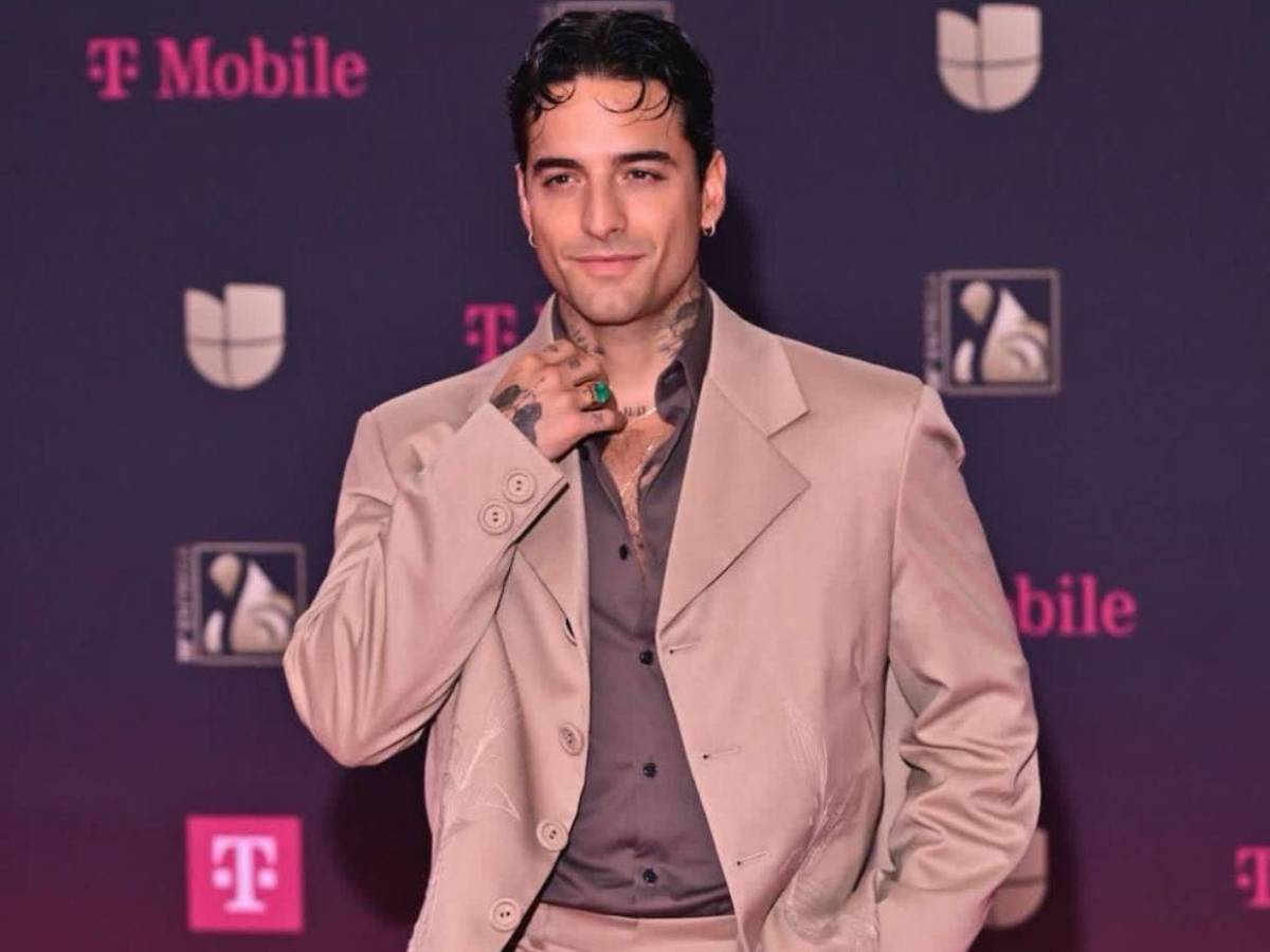 Maluma y su novia derrochan amor en la alfombra de Premio Lo Nuestro 2026