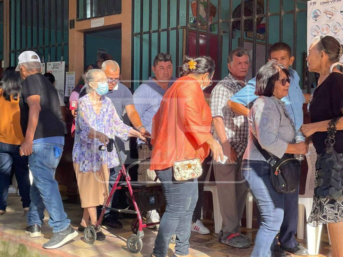 En silla de ruedas y bastones, personas de la tercera edad llegan a defender su voto