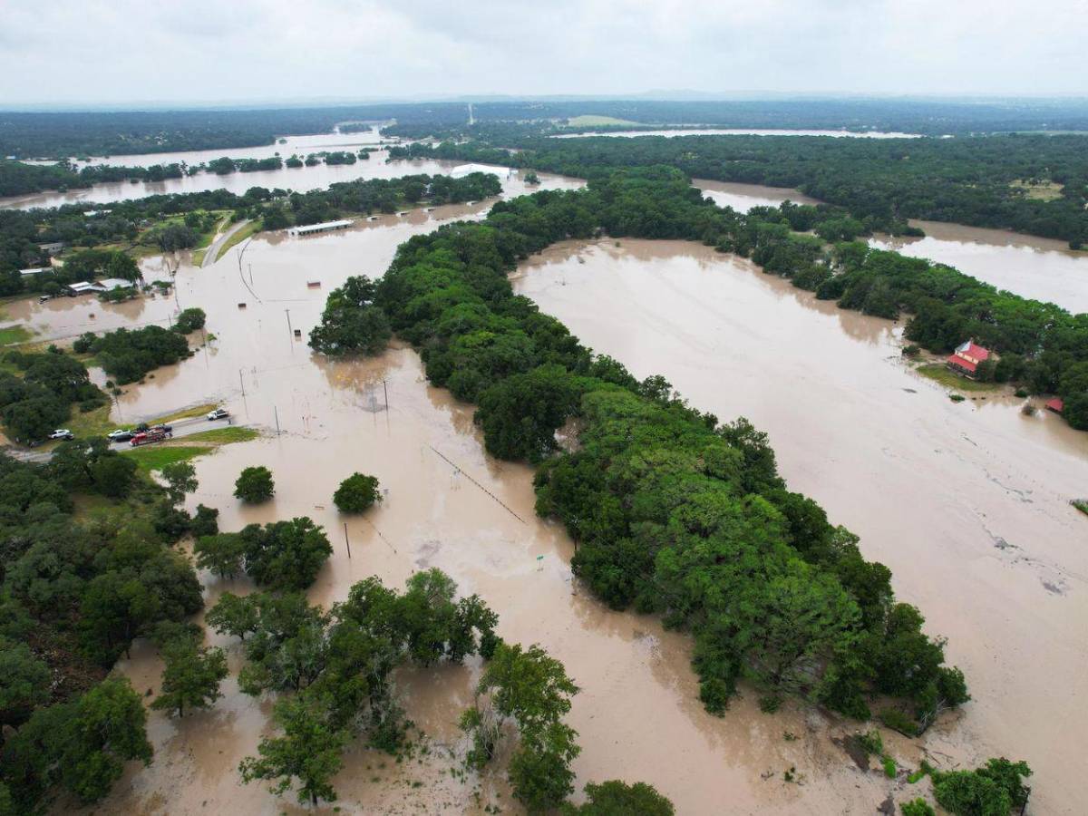 Nuevas inundaciones golpean Texas: un muerto y más de 70 rescates de emergencia