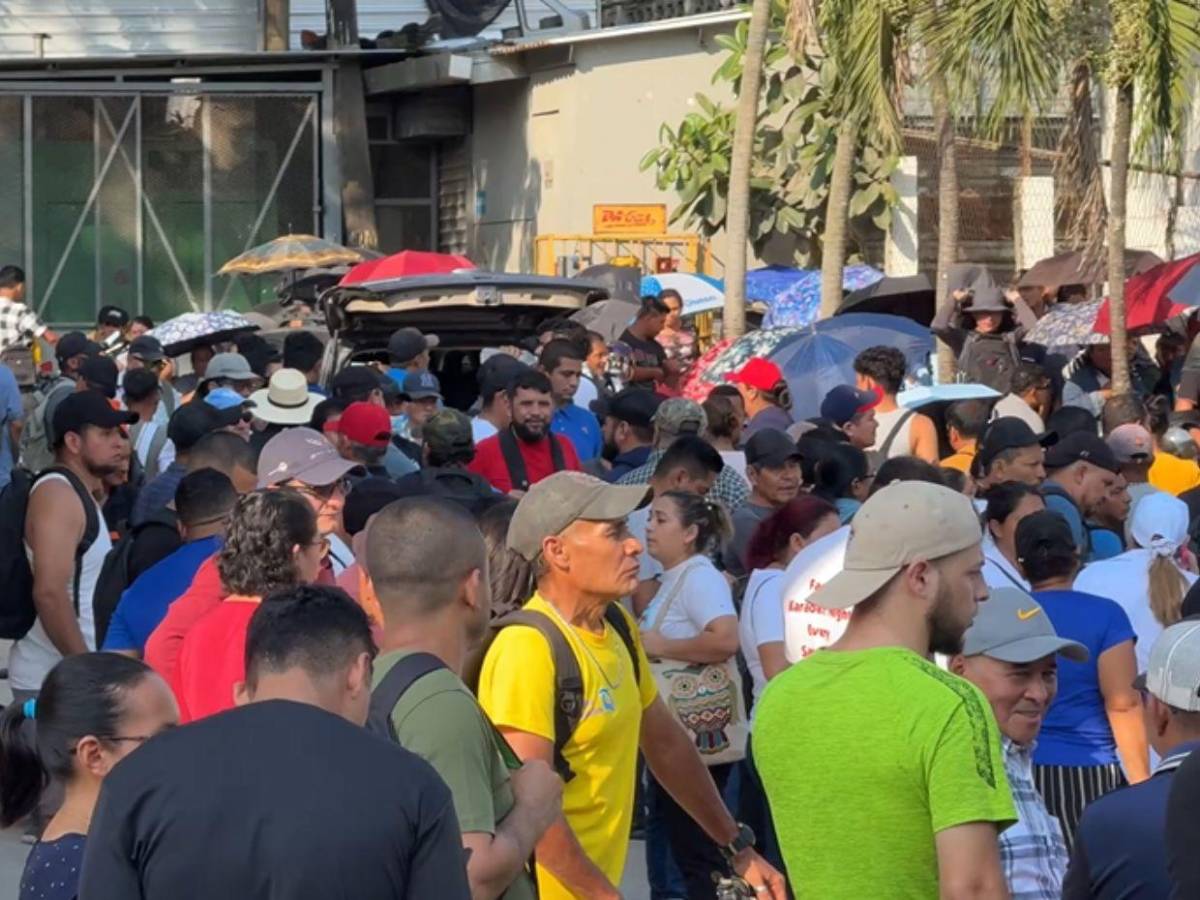 Un mar de personas reclama hoy su dinero ante Inversiones Koriun en Choloma