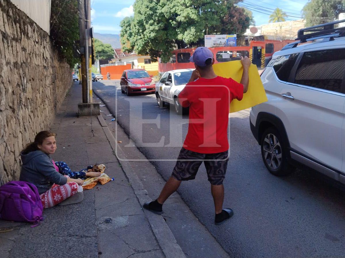 Con su bebé nacida en Honduras, migrante venezolana celebra caída de Nicolás Maduro