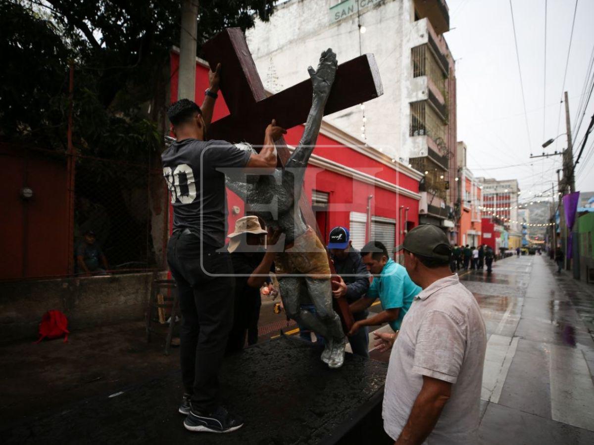 El centro de Tegucigalpa se pinta de colores con las alfombras de aserrín para el Domingo Santo