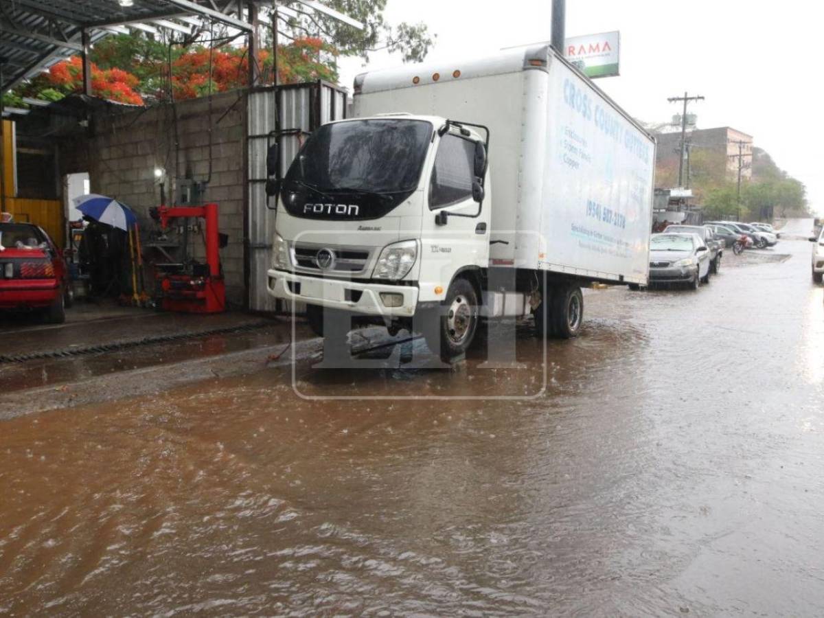 ¡La espera terminó! Fuertes lluvias caen sobre la capital