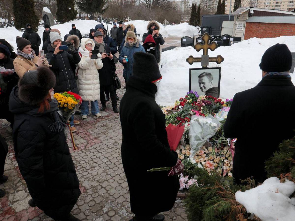 Rusos desafían al Kremlin con un tributo floral en la tumba de Alexéi Navalny