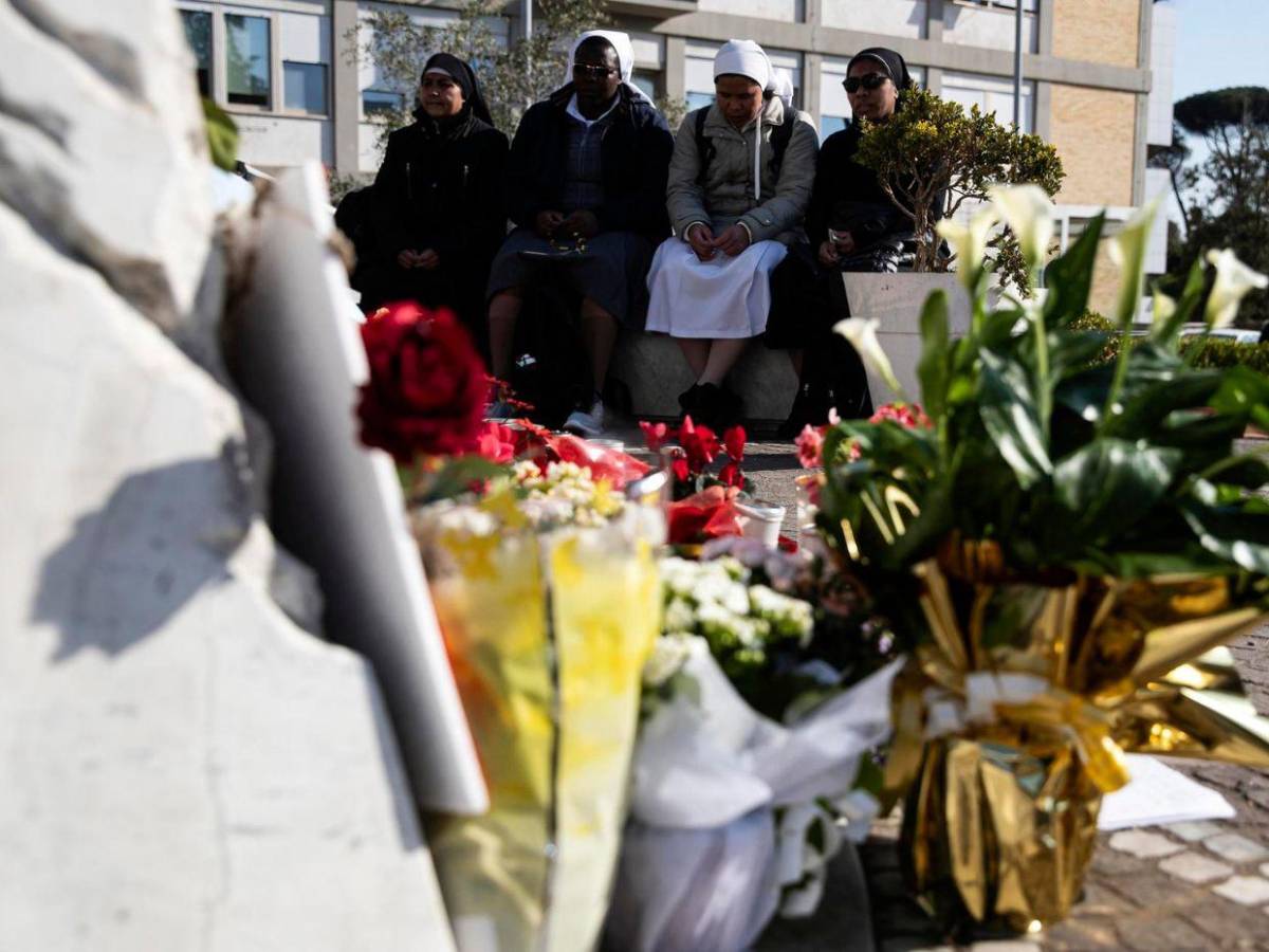 Fieles rezan frente hospital donde está el papa Francisco, que se mantiene estable