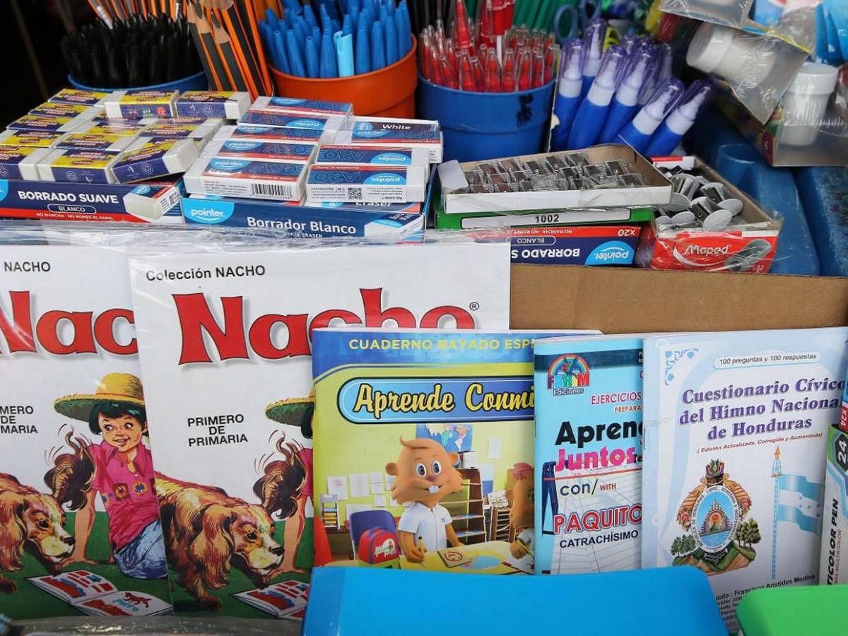 Uniformes y útiles escolares inundan mercados de Comayagüela a días del retorno a clases