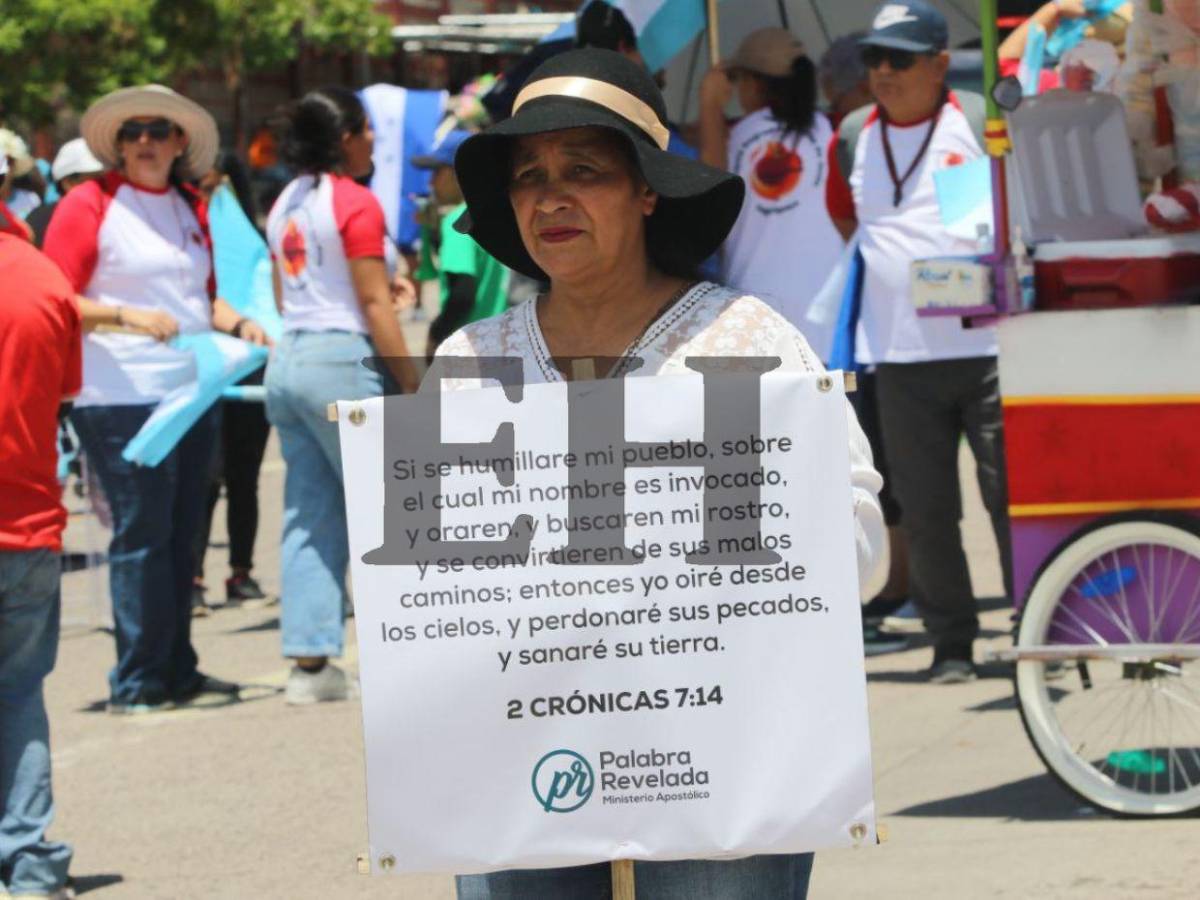 Miles participan en caminata religiosa por la unidad y la democracia en Tegucigalpa