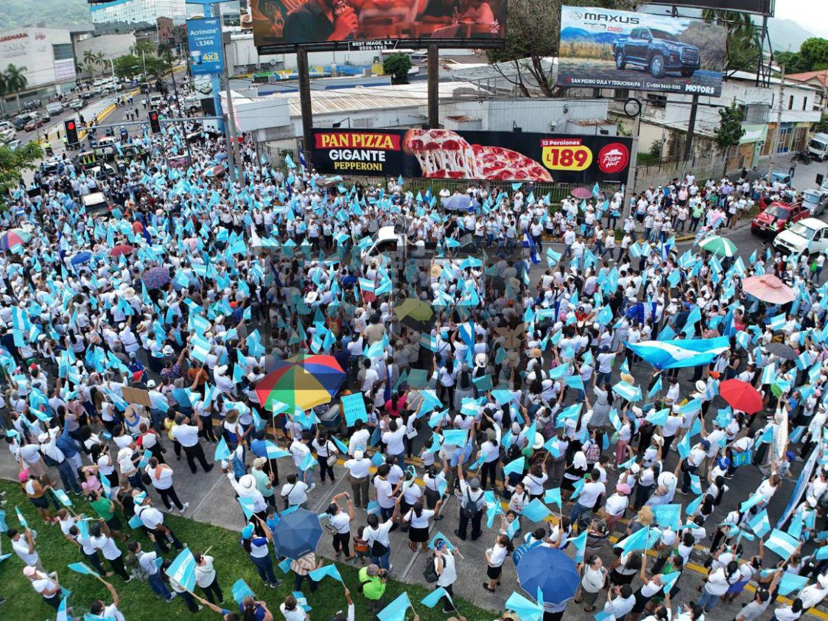 Miles participan en caminata religiosa por la unidad y la democracia en Tegucigalpa