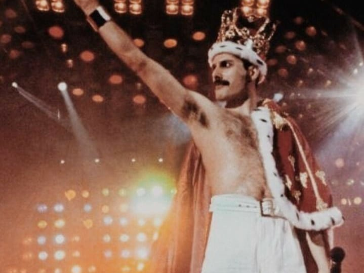 Desde una corona hasta su peine de bigote: Inicia la subastan de objetos personales de Freddie Mercury
