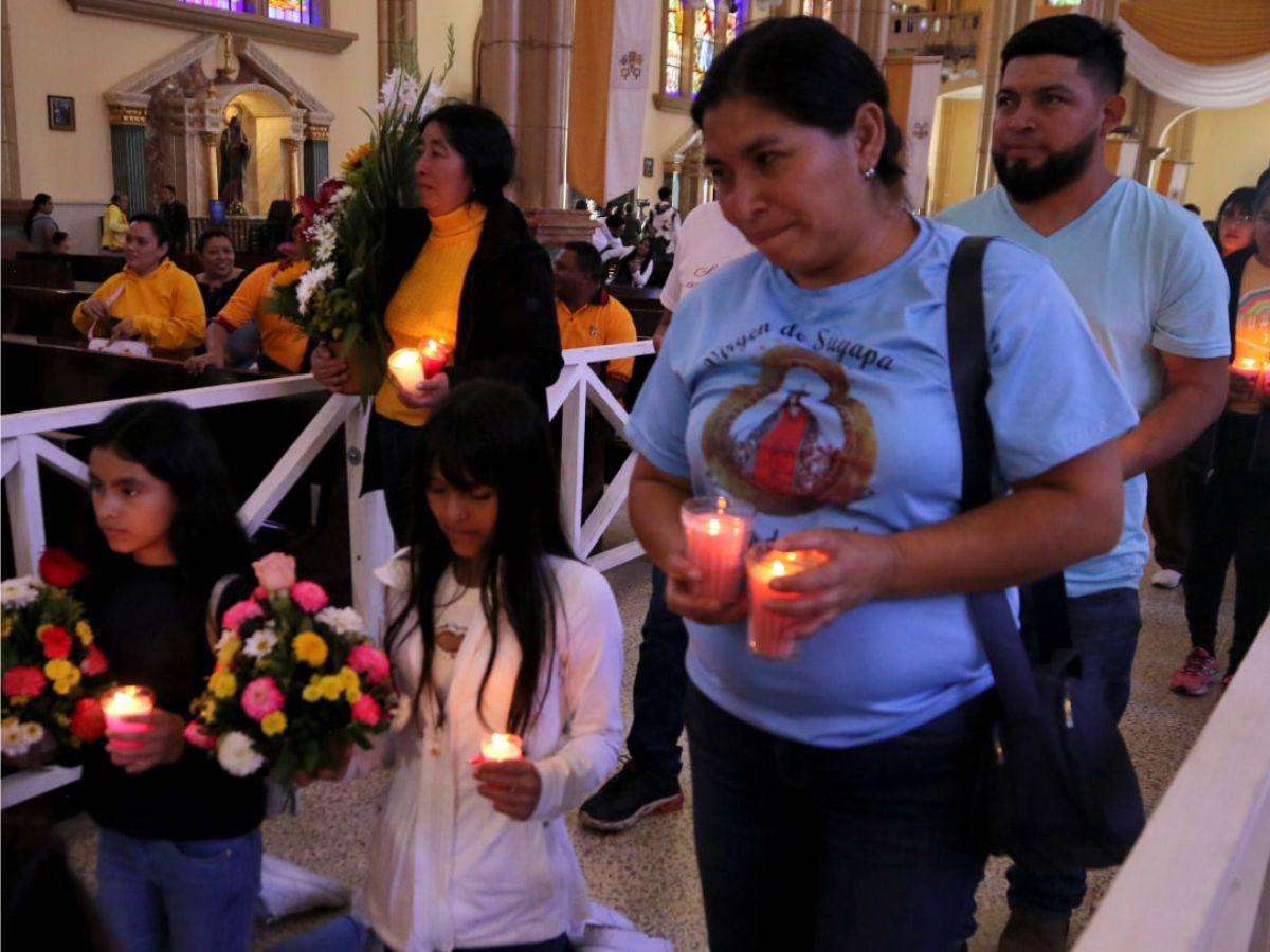 Gratitud, devoción y fe muestran peregrinos al visitar la Basílica de Suyapa Gratitud, devoción y fe muestran peregrinos al visitar la Basílica de Suyapa