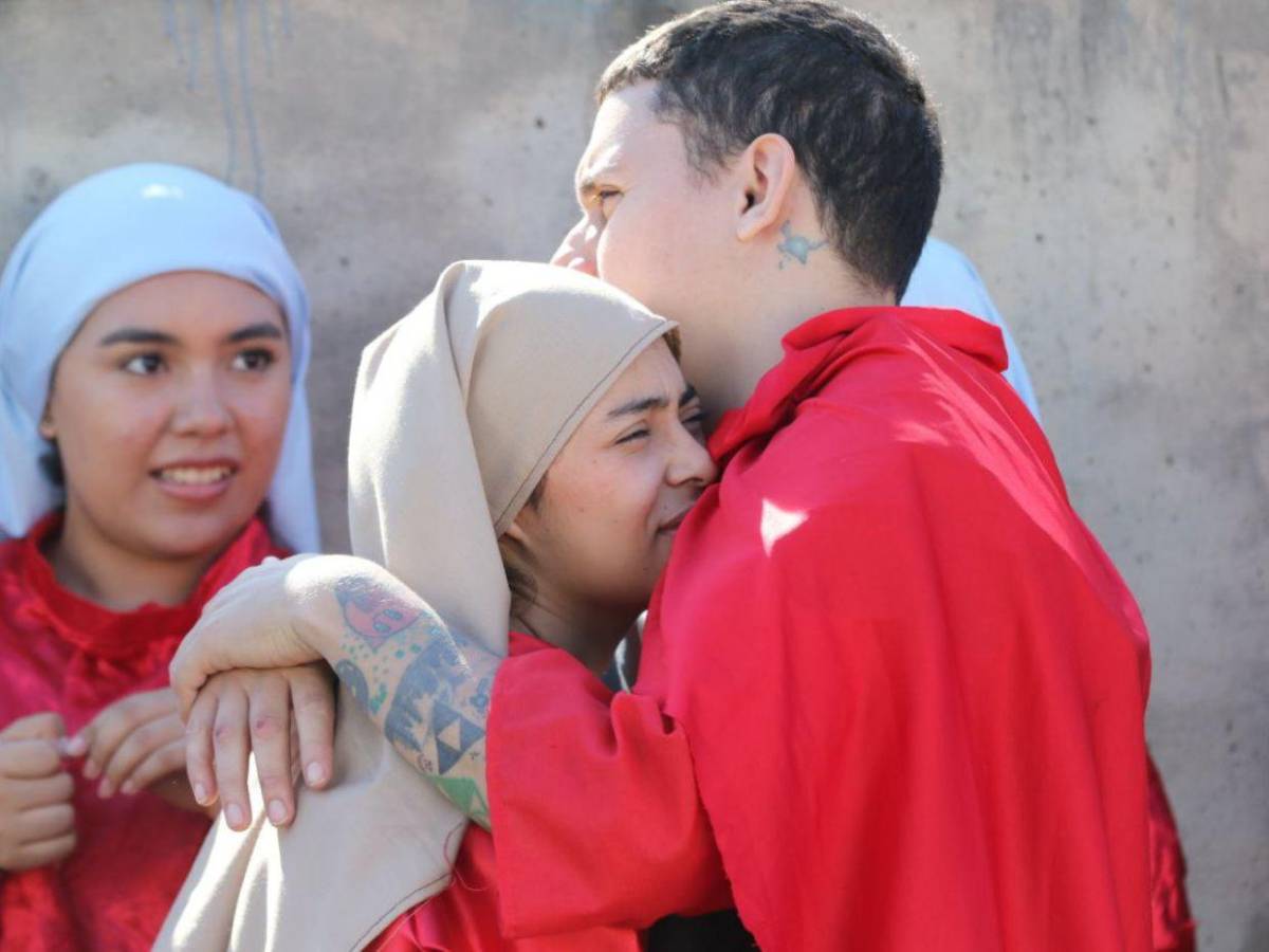 Juventud católica abraza la tradición y mantiene vivo el Vía Crucis