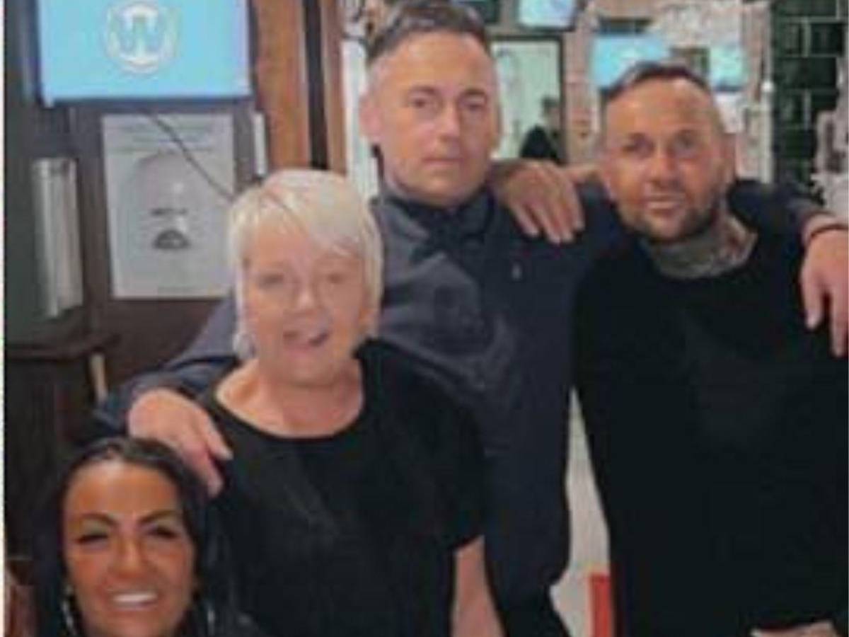 Hombre murió de un paro cardiaco mientras cargaba el ataúd de hijo en Inglaterra