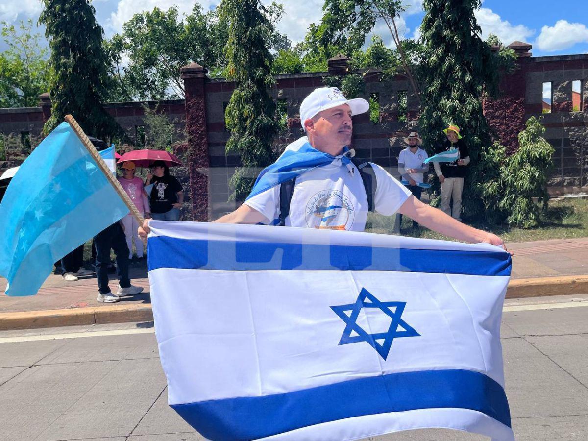 Sin banderas políticas: versículos y enormes pancartas, en la caminata de iglesias en Tegucigalpa