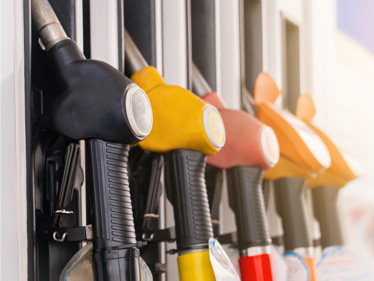 Conductores se abastecen de combustible días antes de un nuevo incremento en Centroamérica