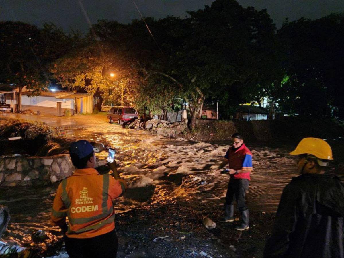 Saturación de suelos, inundaciones y carros varados: alerta verde por 48 horas en el DC tras lluvias