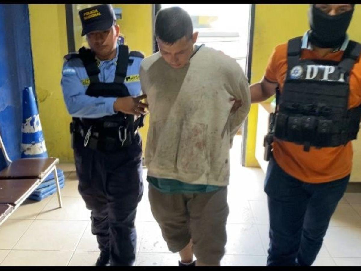 Con un “garrote” ensangrentado en la mano y tomando café: así hallaron a Joel Zelaya tras matar a su familia