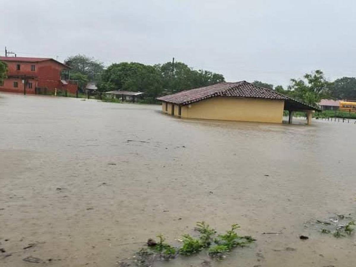 El Cubulero bajo el agua tras lluvias recientes; son al menos 63 viviendas inundadas