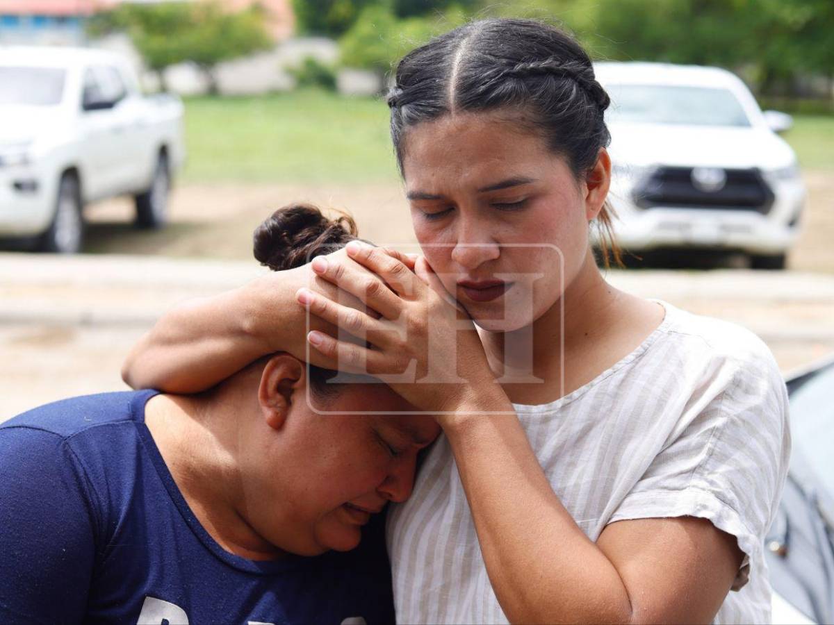 Entre lágrimas y exigiendo justicia: Así se presentó madre de Elvia Gómez a audiencia de Daniel Meraz
