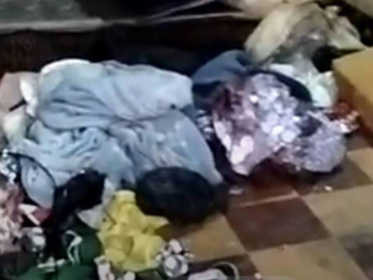 Ropa tirada y sangre: así era la cuartería donde hallaron dos cuerpos encostalados bajo una cama