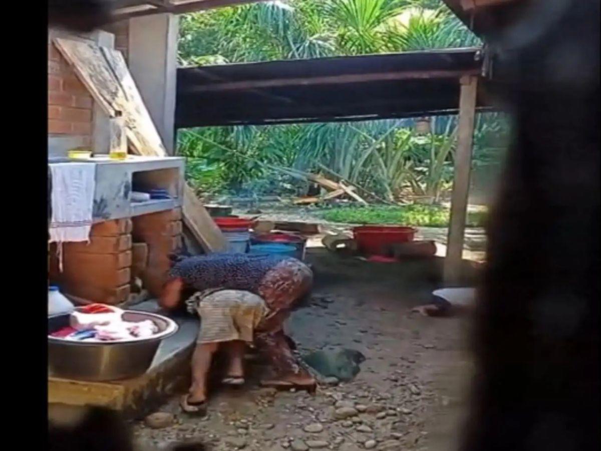 Le puso su pie sobre el cuello: madre es captada dando brutal golpiza a su pequeño hijo