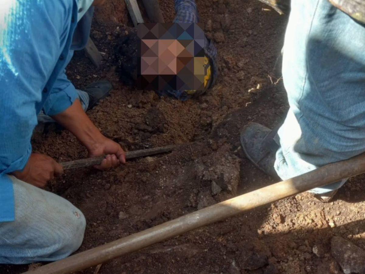 Un derrumbe lo soterró mientras trabajaba: Merlín Vásquez murió y dos primos lograron sobrevivir