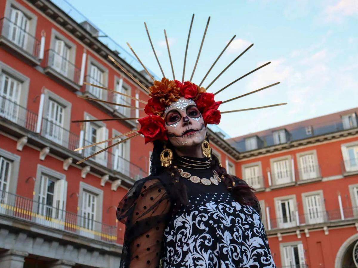 Gigantescas obras de arte llenan de vida Ciudad de México para el Día de Muertos