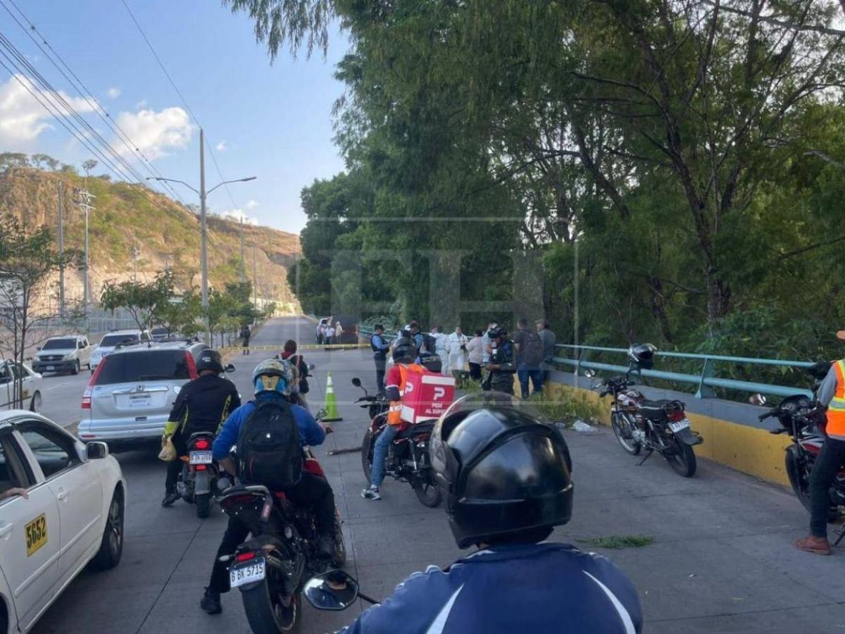 Un celular, unas flores y una nota: escena donde quedó el cuerpo de Winiker Galeas en la vía rápida