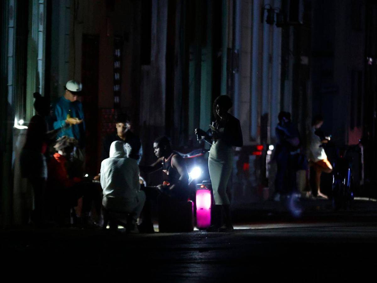 Cuba, tras 16 horas en apagón total, da primeros pasos para recuperar la luz