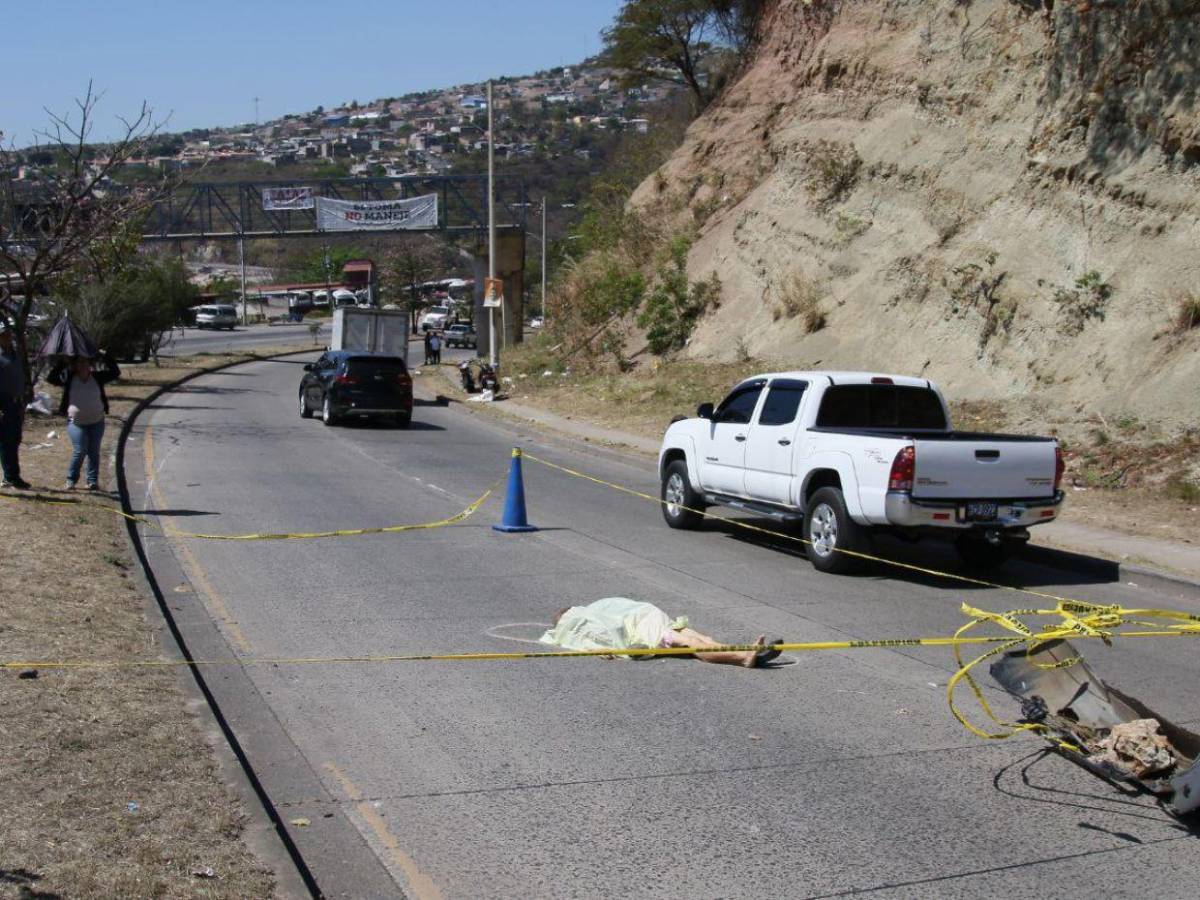 A pocos metros del puente peatonal murió arrollada señora en el anillo periférico