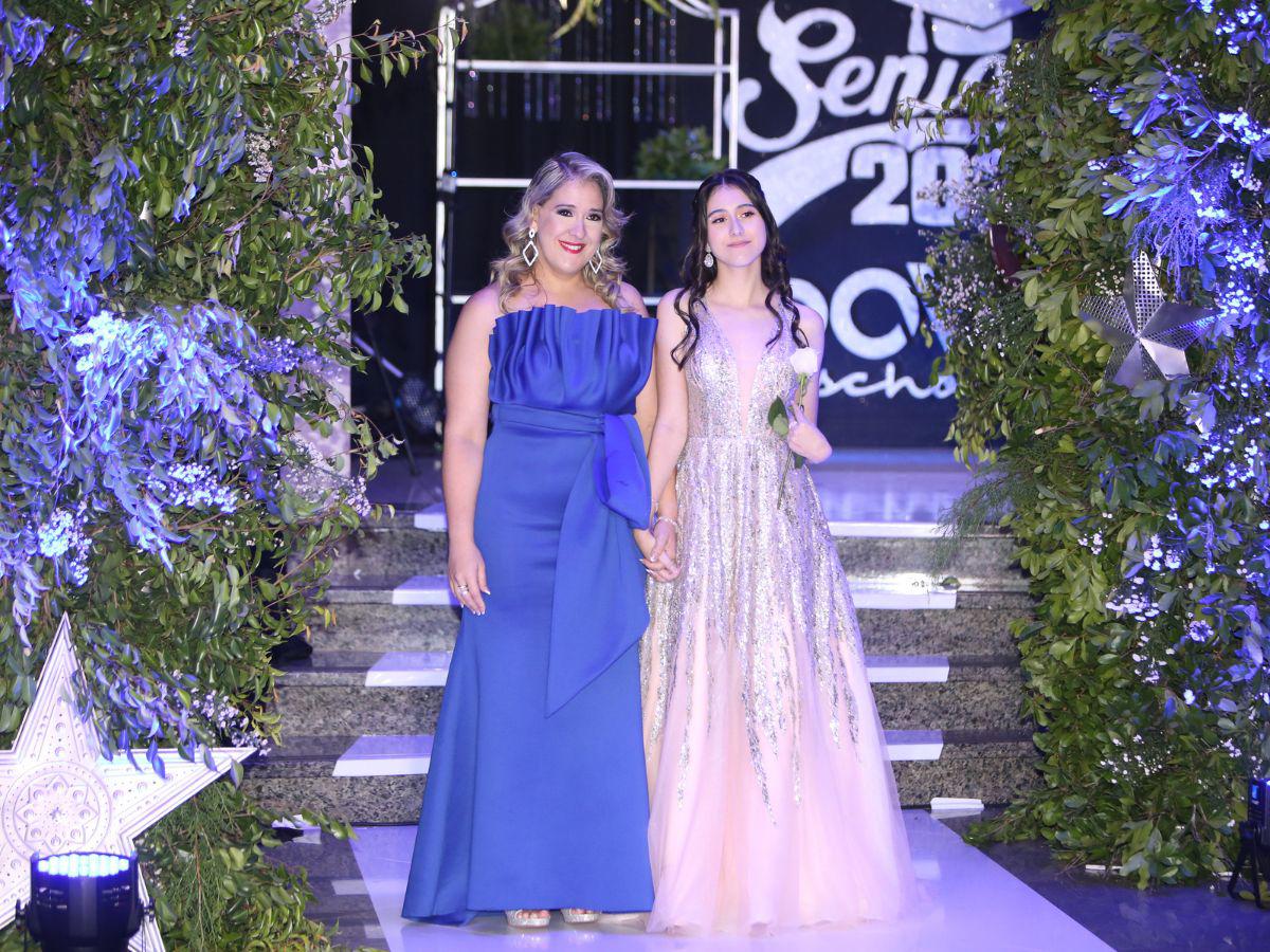 Desfile de seniors, madres y padres en la prom 2023 de Dowal School
