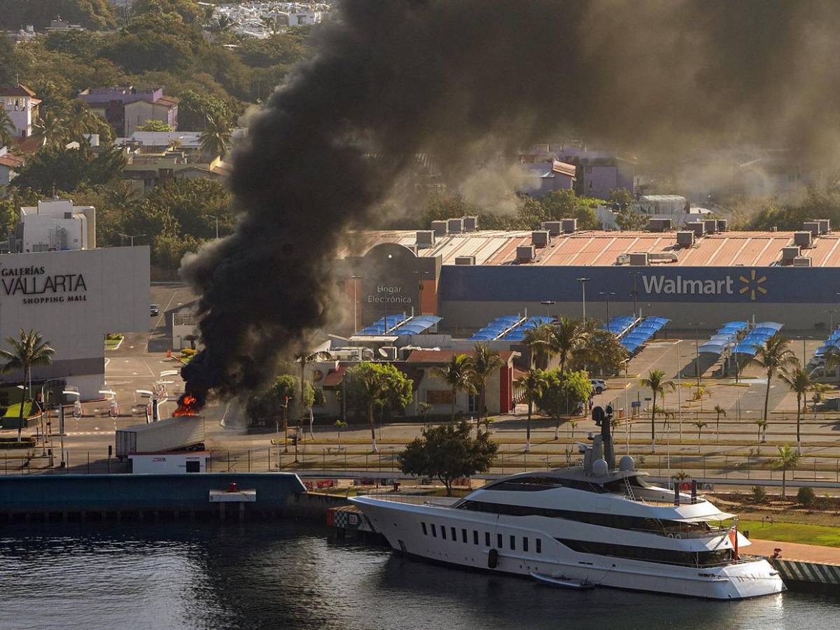 El caos que vivió por 12 horas Puerto Vallarta tras caída de El Mencho