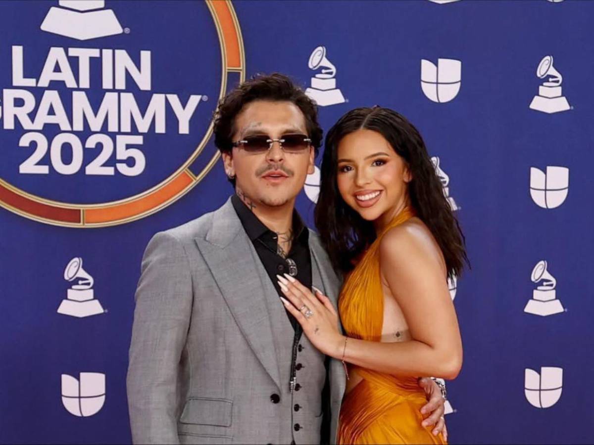 ¡Segunda aparición! Ángela Aguilar y Nodal se lucen en la alfombra de los Latin Grammy