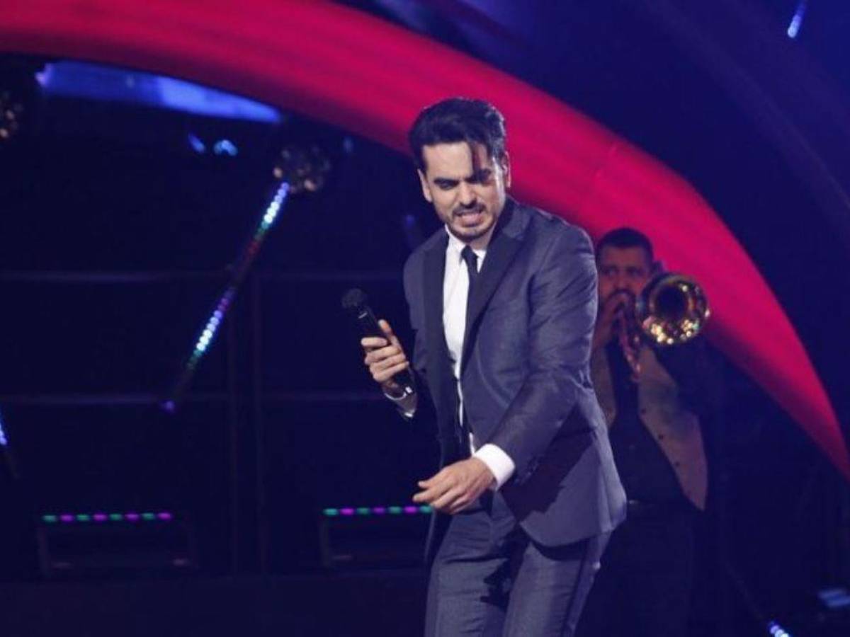 Andres ha sido elogiado varias veces por la actriz de teatro musical.