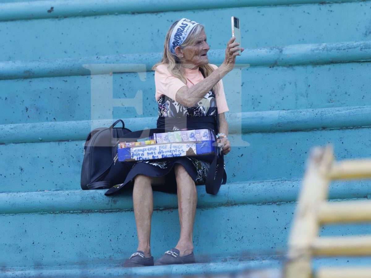 Supremo halla a abuela que vendía chicles en partido de tiktokers y se viralizó: ¿qué le regaló?