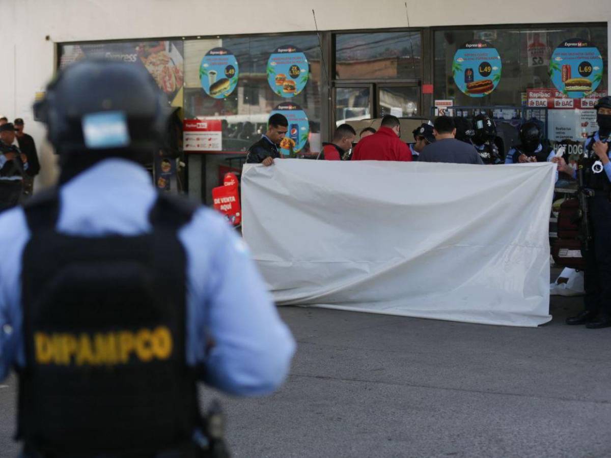 Imágenes de dolor e impotencia: acribillan a mototaxista en una gasolinera de Comayagüela