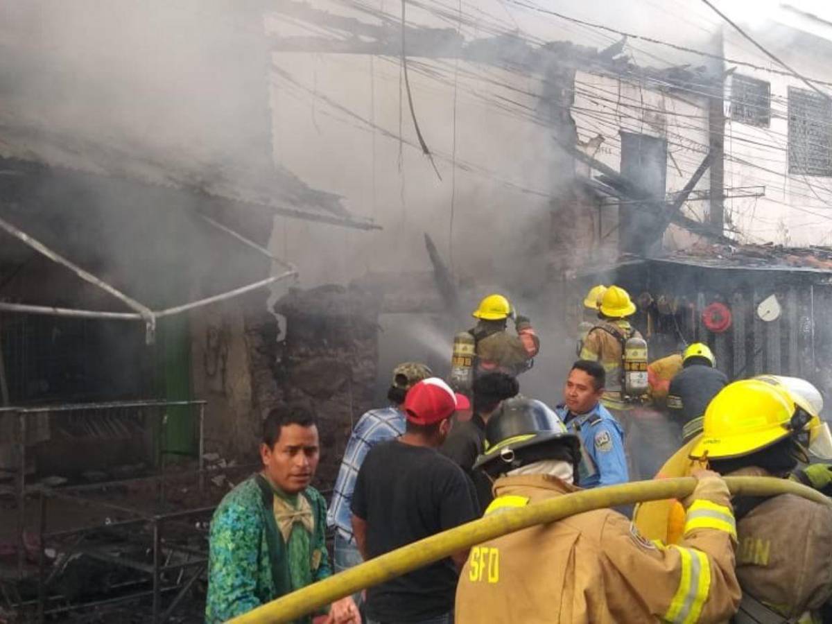 Bomberos heridos, negocios en cenizas y pérdidas cuantiosas: incendio en el mercado Galindo