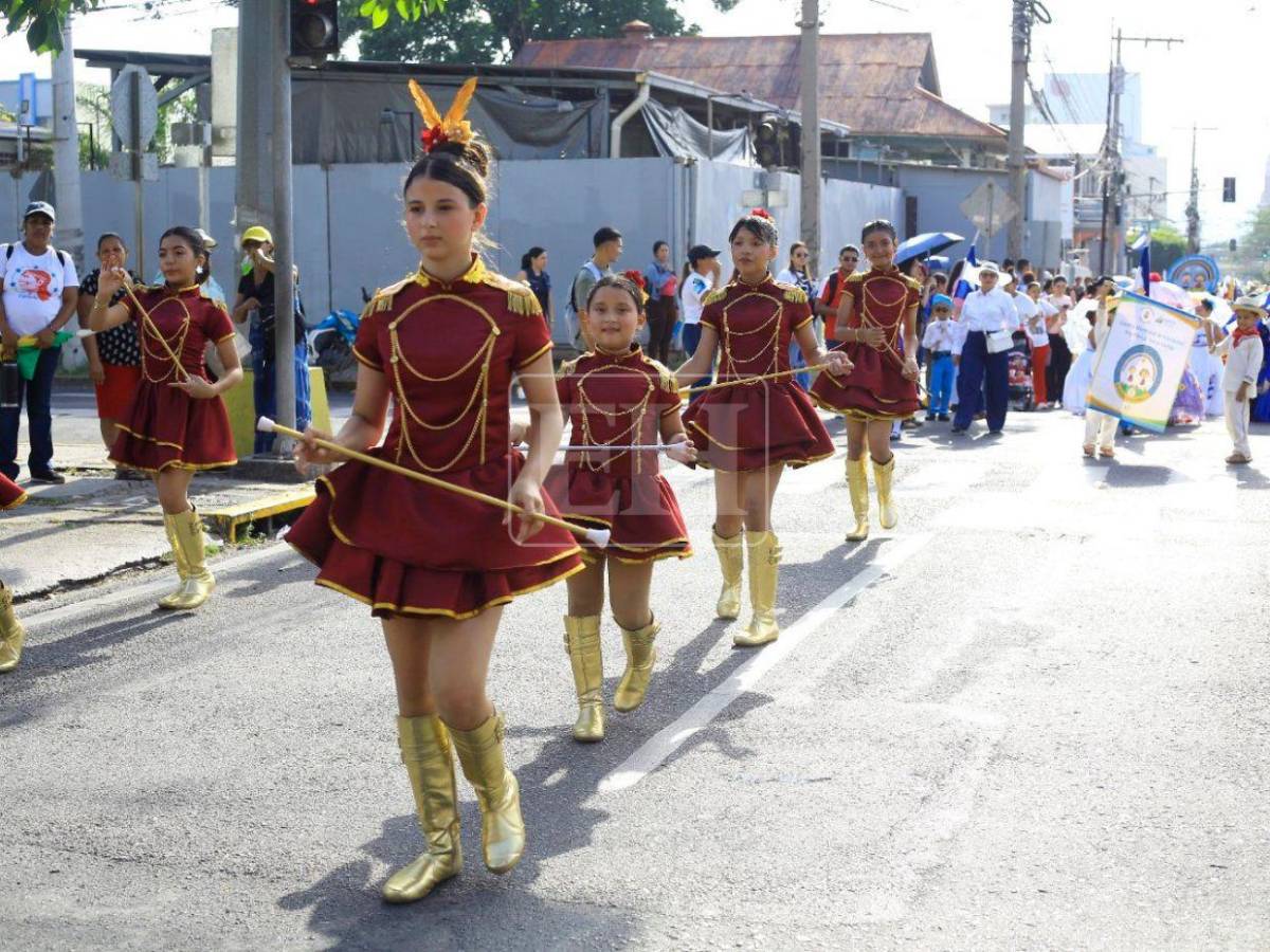 Escuelas inundan de color y fervor patriótico las calles de San Pedro Sula